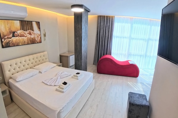 Luxe beddengoed, donsdekens, een kluis op de kamer