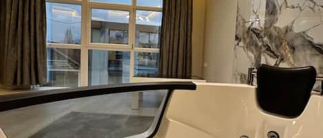 1 slaapkamer, luxe beddengoed, donzen dekbedden, een kluis op de kamer