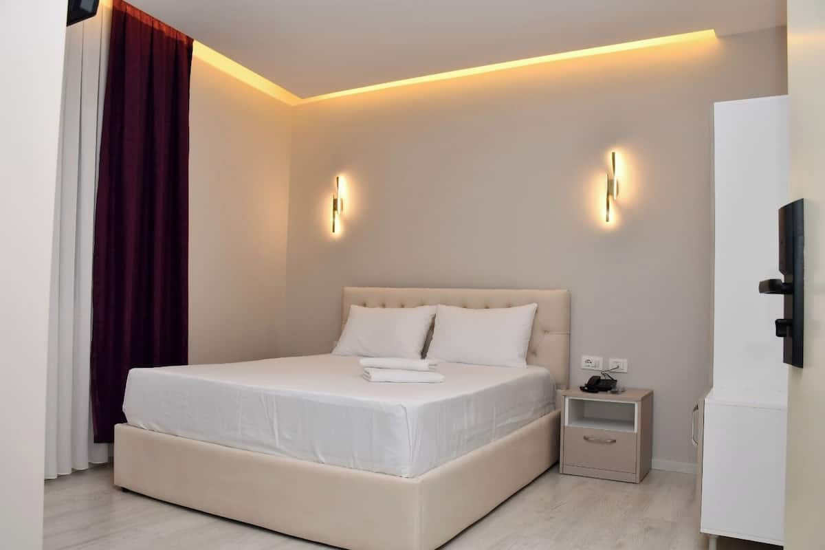 Bộ đồ giường cao cấp, chăn bông, két bảo mật tại phòng