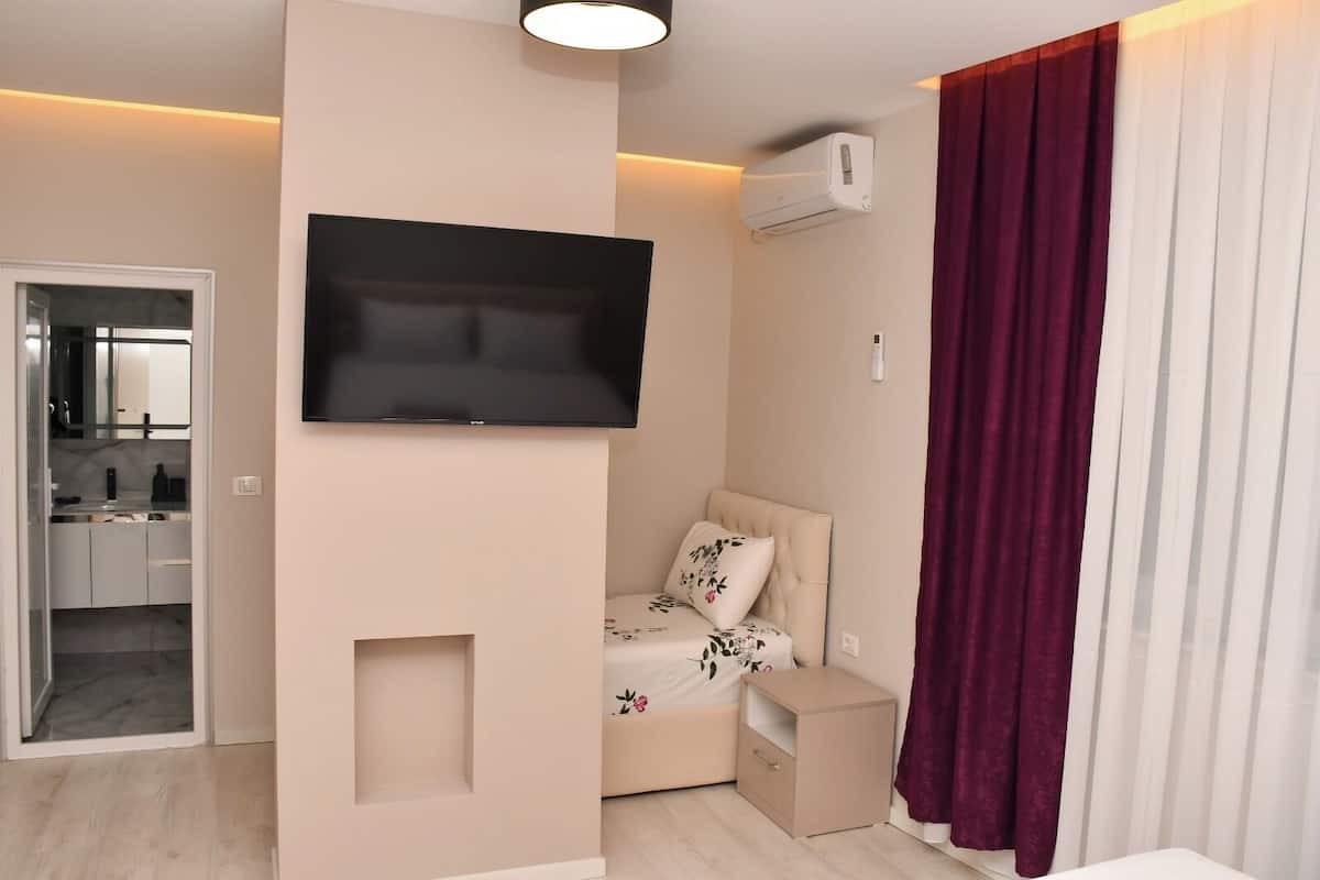 Bộ đồ giường cao cấp, chăn bông, két bảo mật tại phòng