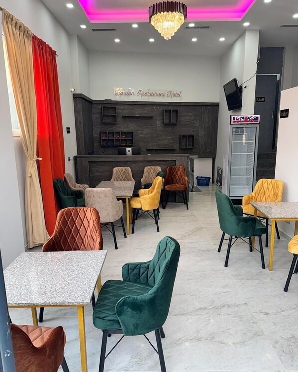 Reception hall - London Restaurant Hotel (Kukës)