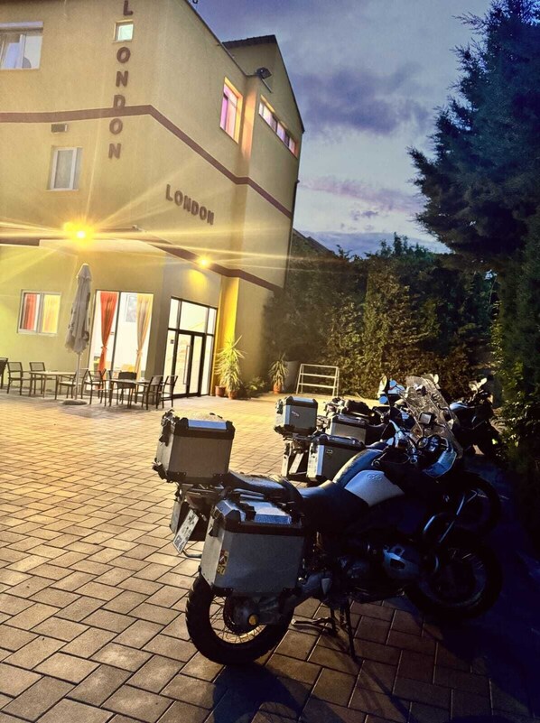 Front of property - London Restaurant Hotel (Kukës)