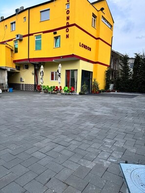 42-inch Smart TV with cable channels, first-run films, pay films - London Restaurant Hotel (Kukës)