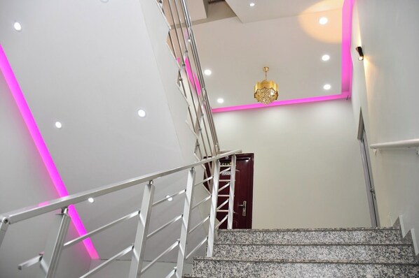 42-inch Smart TV with cable channels, first-run movies, pay movies - London Restaurant Hotel (Kukës)