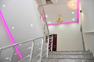 42-英寸智能电视（配备有线频道）、首映电影、收费电影