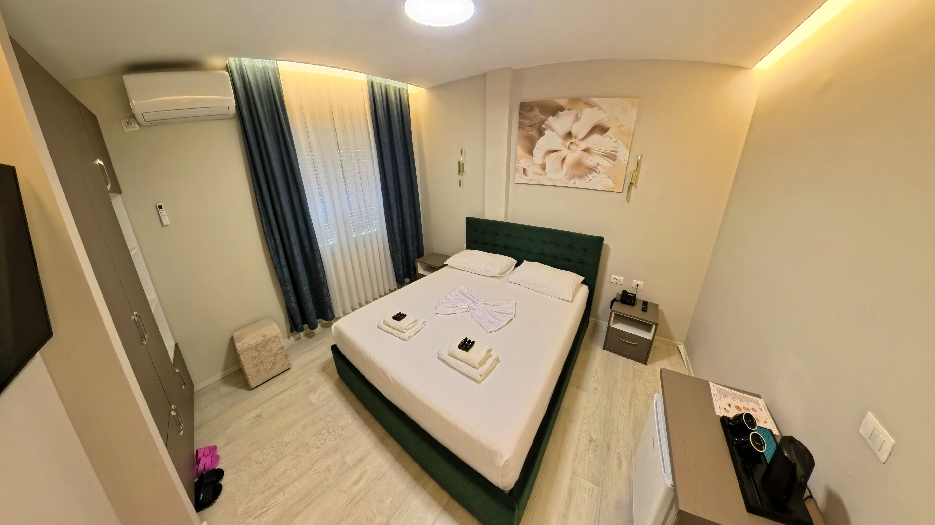 Kamar Double atau Twin Comfort | Seprai premium, selimut bulu angsa, brankas, dan didekorasi berbeda-beda