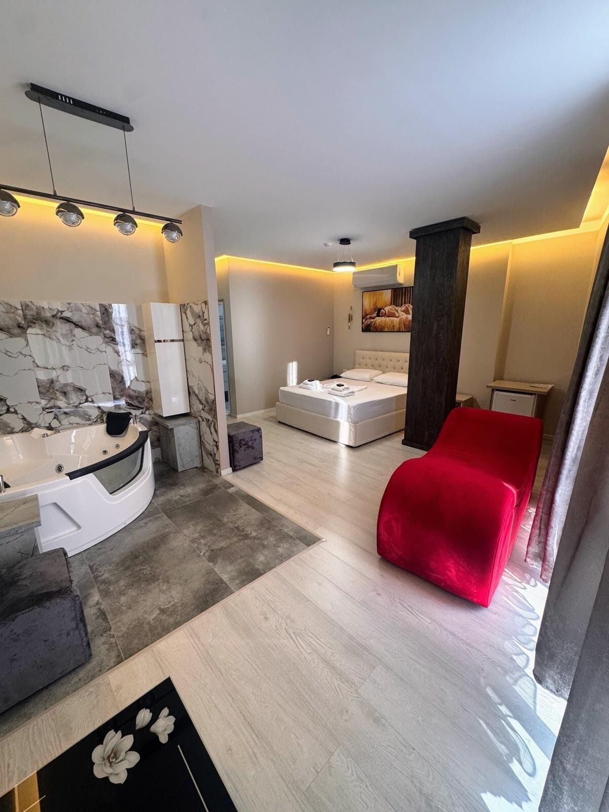 Suite luna di miele, 1 letto king, vista città | Biancheria da letto di alta qualità, copriletto in piuma
