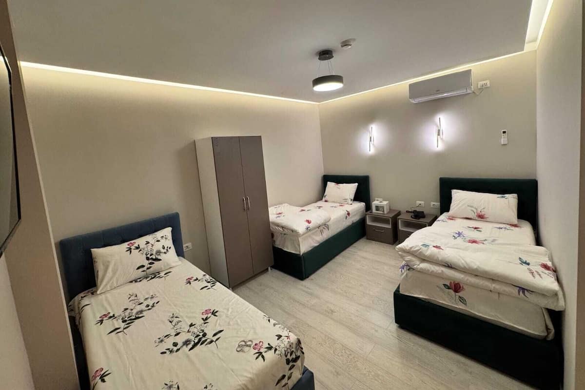 Bộ đồ giường cao cấp, chăn bông, két bảo mật tại phòng