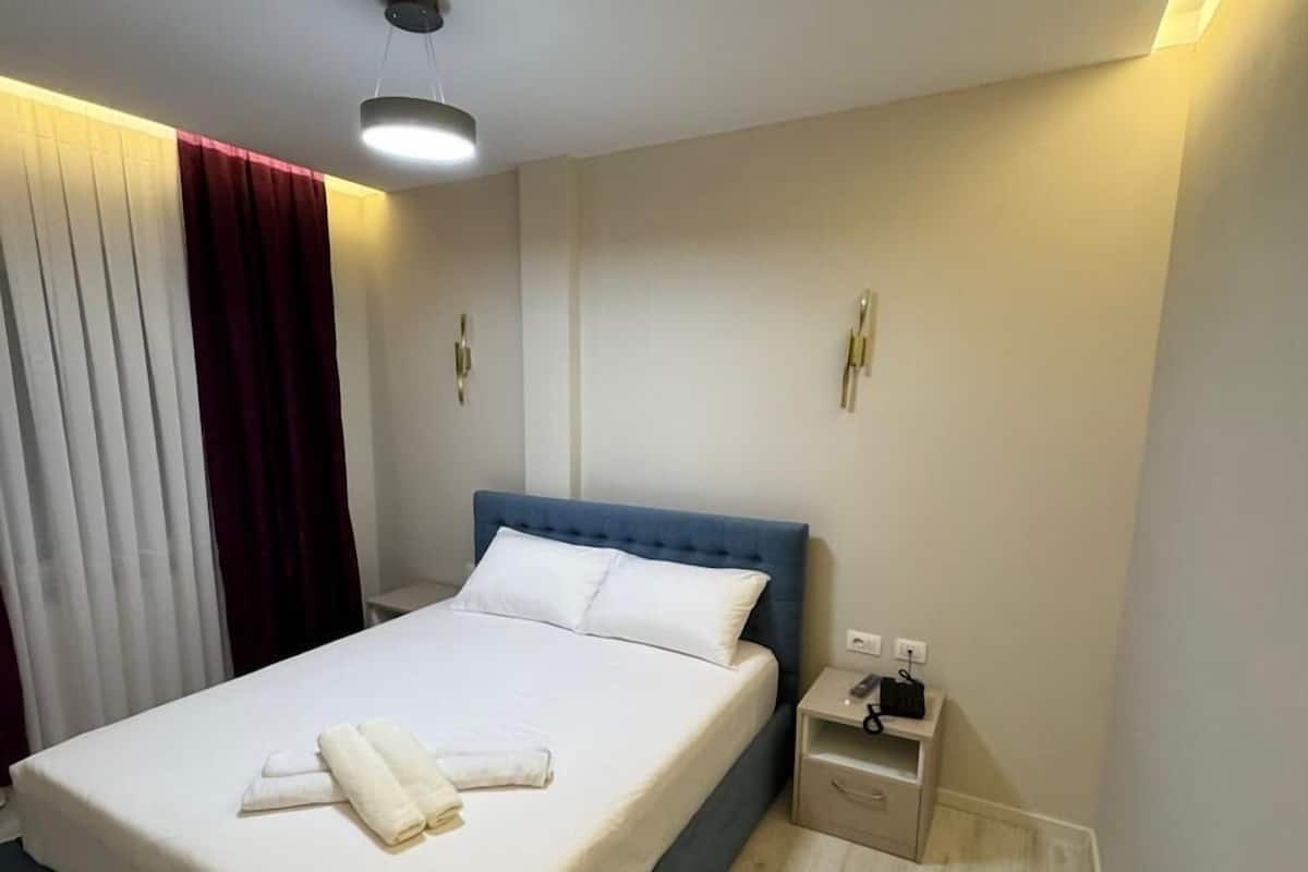 Bộ đồ giường cao cấp, chăn bông, két bảo mật tại phòng