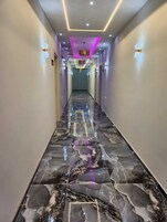 42-英寸智能电视（配备有线频道）、首映电影、收费电影