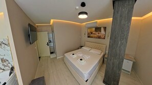 Honeymoon Suite, 1 King Bed, City View | Premium bedding, down duvets, in-room safe, individually decorated - London Restaurant Hotel (Kukës)