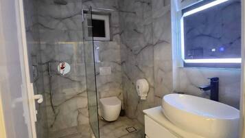 Häämatkasviitti, 1 suuri parisänky, kaupunkinäköala | Kylpyhuone | Suihku, hierova suihkupää, designer-hygieniatuotteet, hiustenkuivaaja