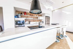 Refrigerador, microondas, horno y lavavajillas 