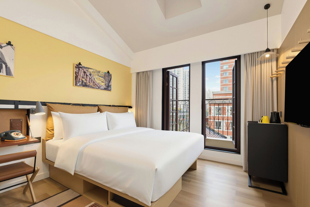 Room, 1 King Bed, Balcony, City View | Minibar, in-room safe, desk, blackout drapes