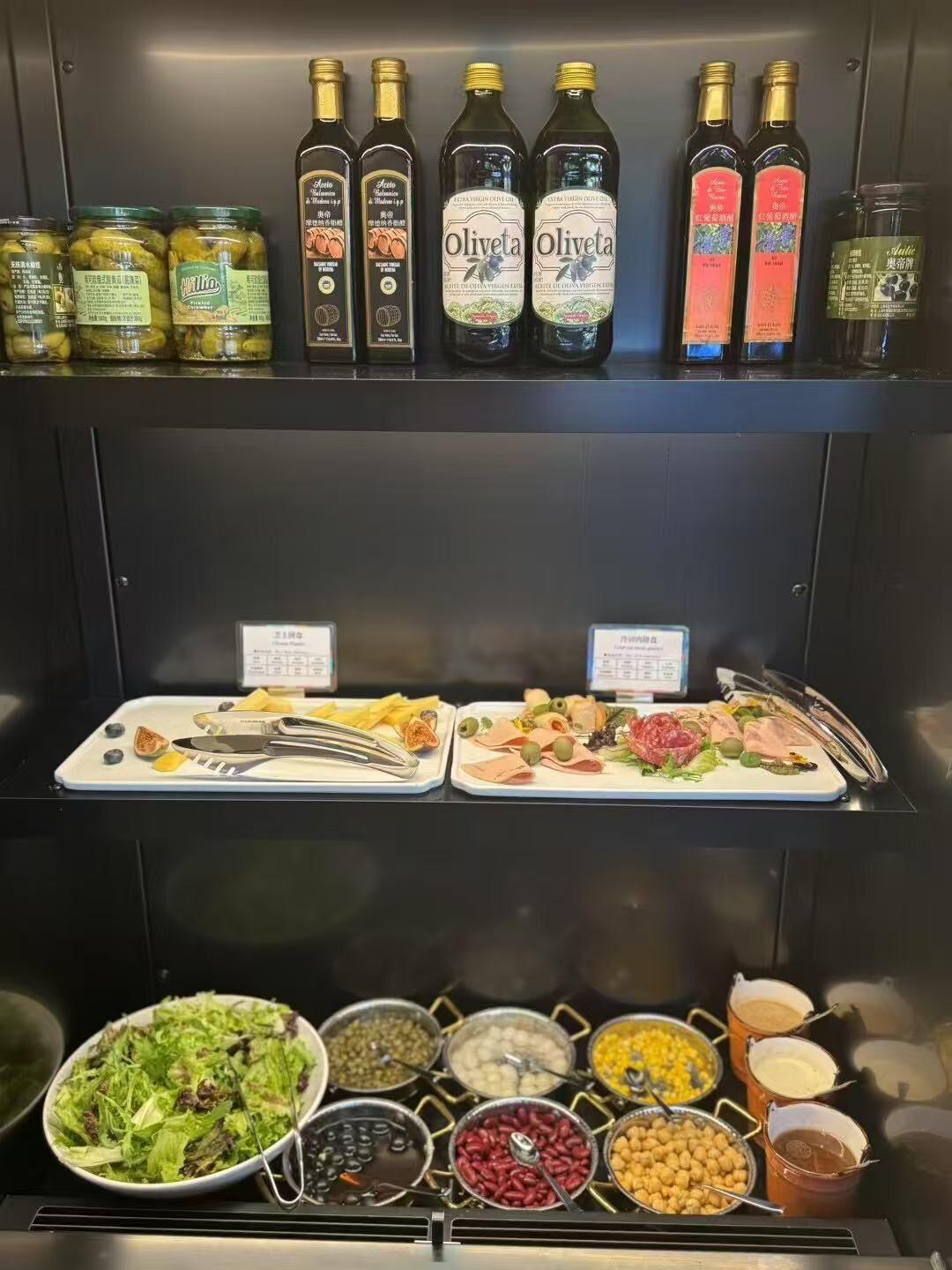 Daily self-serve breakfast (CNY 99 per person)