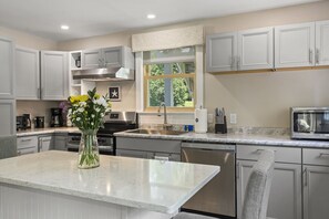 Microwave, oven, dishwasher, coffee/tea maker