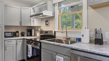 Microwave, oven, dishwasher, coffee/tea maker