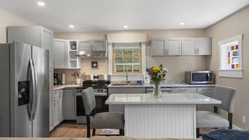 Microwave, oven, dishwasher, coffee/tea maker