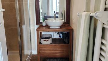 Douche, sĂšche-cheveux, serviettes fournies, savon