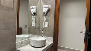 シャワー、ヘアドライヤー、タオル、トイレットペーパー