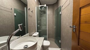 Douche, sĂšche-cheveux, serviettes fournies, papier toilette