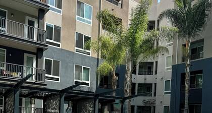 Charming 1-bedroom apartment with hot tub, 1 mile from Griffith Park!