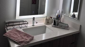 吹风机、毛巾、肥皂、洗发水