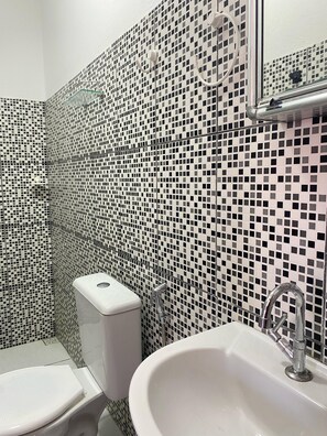 Chambre avec lits jumeaux | Salle de bain