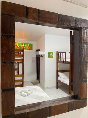 Chambre Familiale, plusieurs lits | Fer et planche à repasser, Wi-Fi gratuit