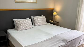 Caja de seguridad en la habitación y cortinas blackout