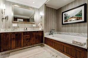 Baignoire à jets, sèche-cheveux, serviettes fournies, savon