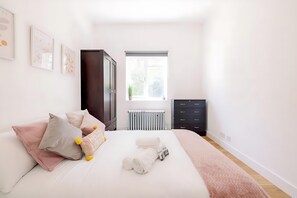 2 bedrooms, iron/ironing board, free WiFi, bed sheets - Bright, Spacious 2-bed, 5 mins from Tube, Sleeps 4 - Pass the Keys (London)