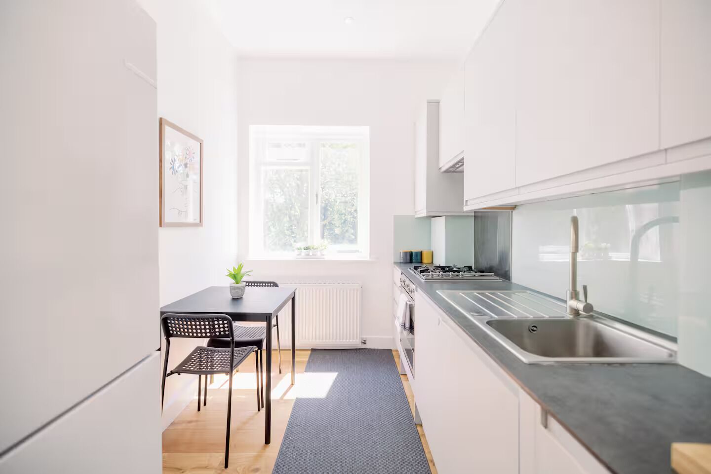 ثلاجة، فرن، غسالة أطباق، ماكينة لصنع القهوة/الشاي