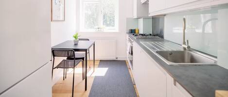 Kühlschrank, Ofen, Geschirrspüler, Wasserkocher mit Kaffee-/Teezubehör