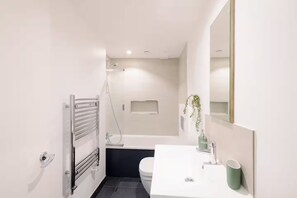 シャワー、ヘアドライヤー、タオル