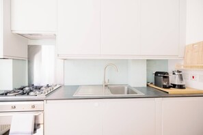 Fridge, oven, dishwasher, coffee/tea maker - Bright, Spacious 2-bed, 5 mins from Tube, Sleeps 4 - Pass the Keys (London)