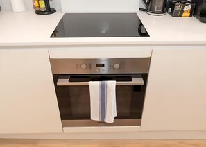 Frigorífico, microondas, horno y lavavajillas