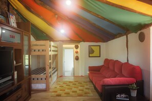 2 bedrooms, WiFi, bed sheets - House of Artists (Xullán)