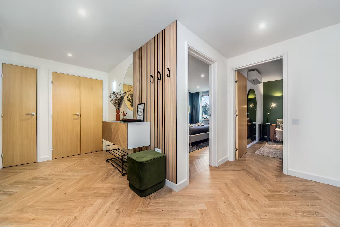 2 Schlafzimmer, Schreibtisch, Bügeleisen/Bügelbrett, Reisekinderbett