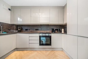 Kühlschrank, Mikrowelle, Ofen, Geschirrspüler