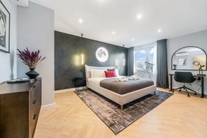 2 soverom, skrivebord, strykejern/-brett og reiseseng for barn