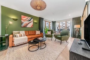 TV - AC! Serenity, Style in City - Mins from Kings X - Pass the Keys (London)