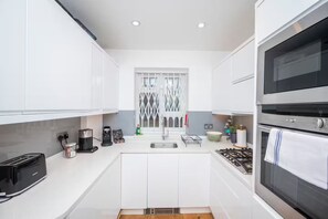 Refrigerador, microondas, horno, lavavajillas