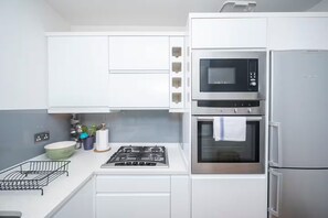 Kühlschrank, Mikrowelle, Ofen, Geschirrspüler