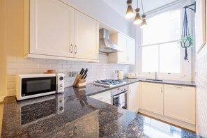 Fridge, microwave, oven, dishwasher - Cosy Retreat for Two off Upper St, Islington - Pass the Keys (London)