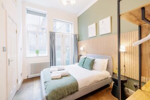 1 bedroom, iron/ironing board, travel cot, free WiFi - Cosy Retreat for Two off Upper St, Islington - Pass the Keys (London)