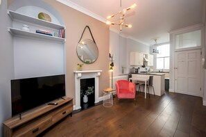 TV - Cosy Retreat for Two off Upper St, Islington - Pass the Keys (London)