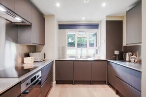 Kühlschrank, Mikrowelle, Ofen, Geschirrspüler