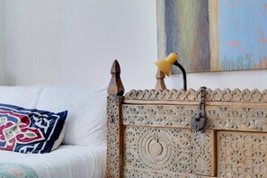 1 chambre, bureau, fer et planche à repasser, lit parapluie