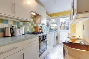 Fridge, microwave, oven, coffee/tea maker - Pass the Keys | Charming Ground Floor Flat with Free Parking (Cambridge)